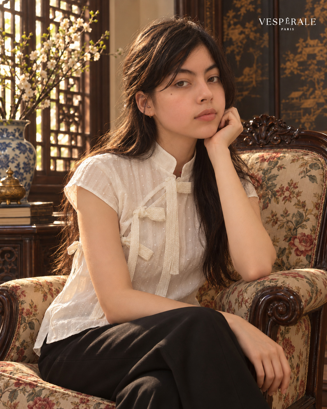 Blouse HANOÏ Vespérale Paris portée assise, vue de face dans un fauteuil