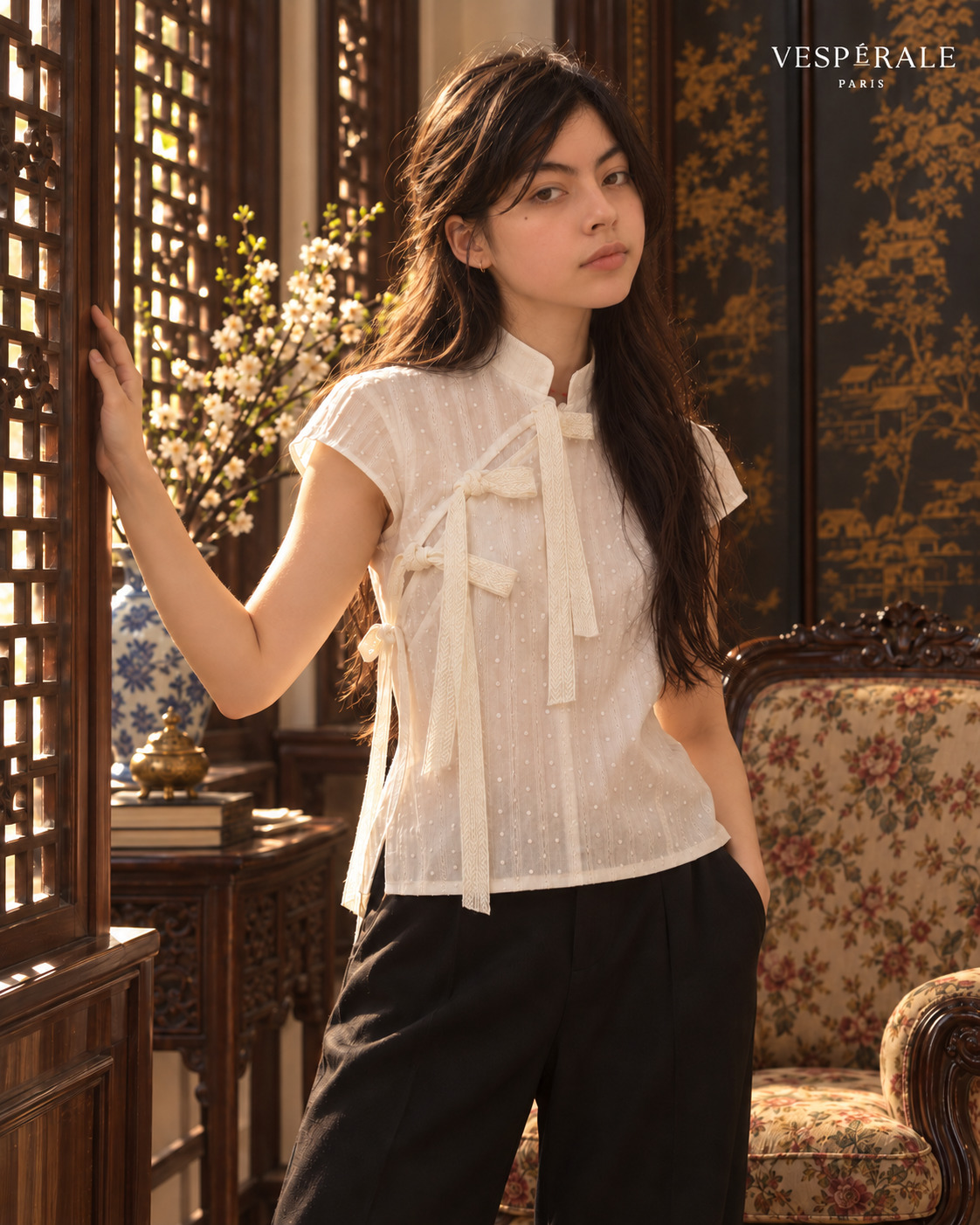 Blouse HANOÏ Vespérale Paris portée debout, vue de face, avec col Mao et liens à nouer