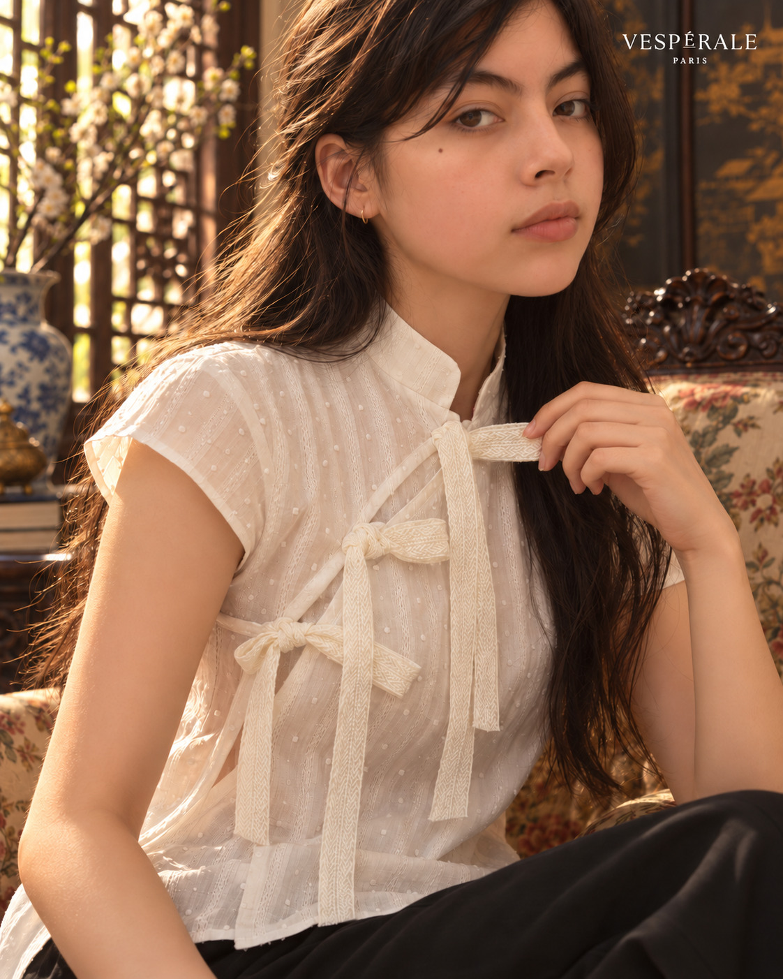 Blouse HANOÏ Vespérale Paris, détail du col Mao, du devant croisé et des liens à nouer