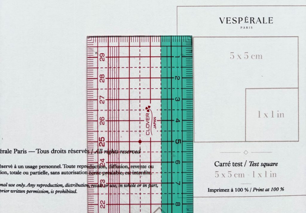 Règle graduée vérifiant le carré test de 5 × 5 cm du patron de couture PDF HANOÏ – Vespérale Paris.